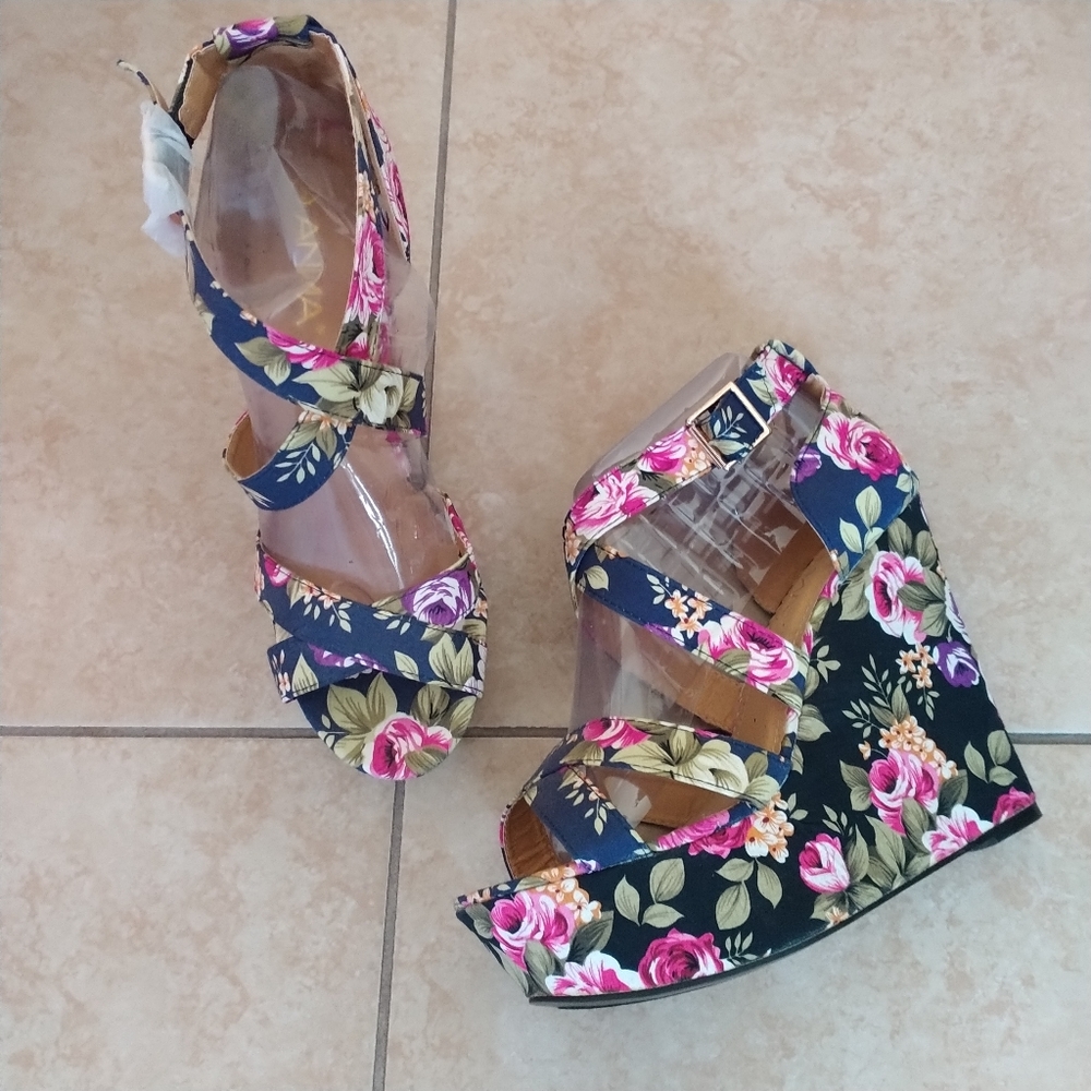 Sandals - Picture 2 of 9